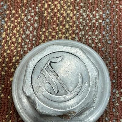 Enamel bowl with hub caps