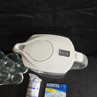Brita water pitcher with new filter - Six drinking glasses, a tablecloth and a plastic pitcher with lid