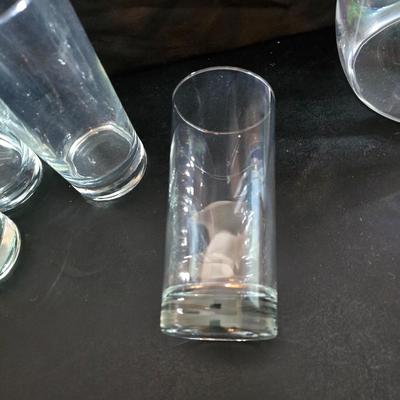 Brita water pitcher with new filter - Six drinking glasses, a tablecloth and a plastic pitcher with lid