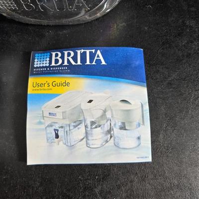 Brita water pitcher with new filter - Six drinking glasses, a tablecloth and a plastic pitcher with lid