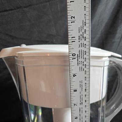 Brita water pitcher with new filter - Six drinking glasses, a tablecloth and a plastic pitcher with lid