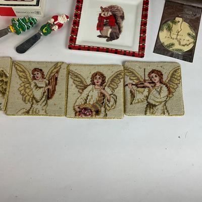 Z595 Lot of Christmas Linens, Coasters and more