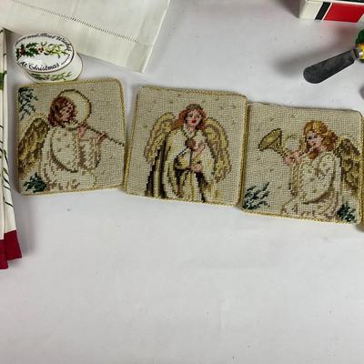 Z595 Lot of Christmas Linens, Coasters and more