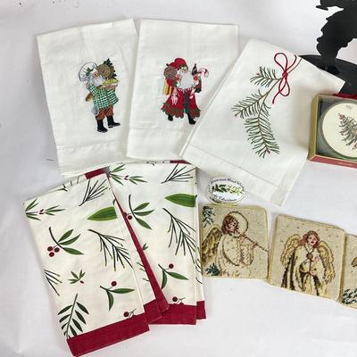 Z595 Lot of Christmas Linens, Coasters and more