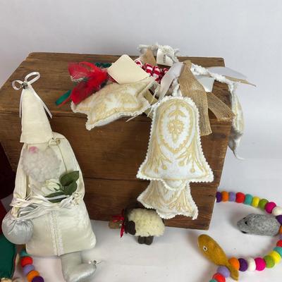 Z704 Felt and Wool holiday Christmas Decor