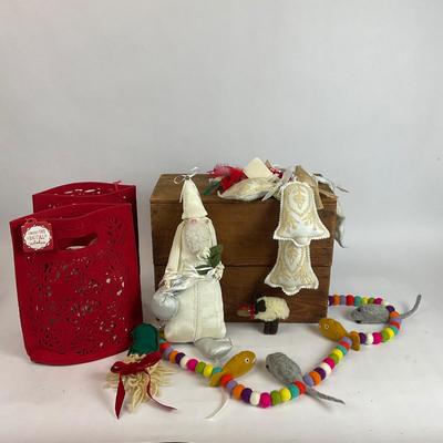 Z704 Felt and Wool holiday Christmas Decor