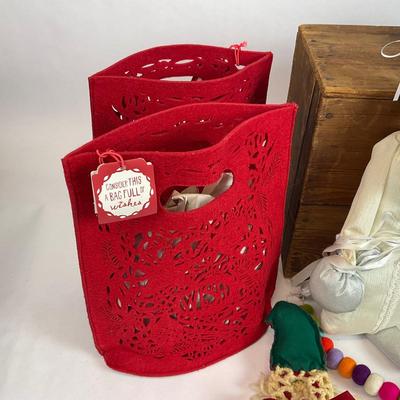 Z704 Felt and Wool holiday Christmas Decor