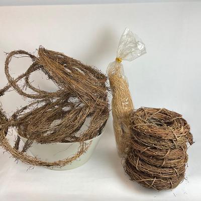 Z706 Grapevine Garland and Wreaths with Bag of Raffia