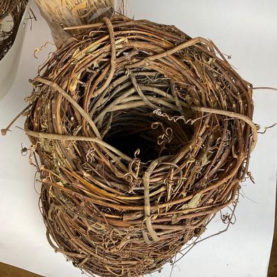 Z706 Grapevine Garland and Wreaths with Bag of Raffia