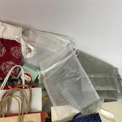 Z707 Large Assortment of Christmas Gift Bags