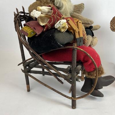 Z710 Pair of Vintage Santa Figures with Chairs