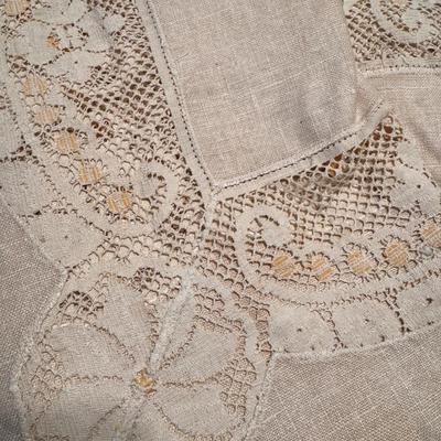 Fine Linen Table Covers 361