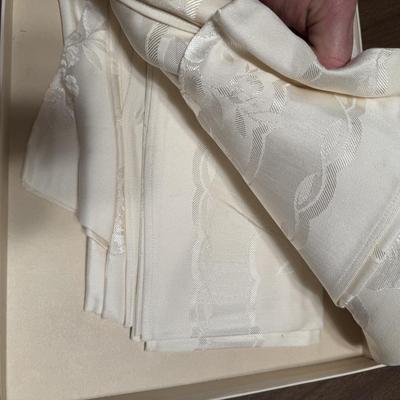 Fine Linen Table Covers 361
