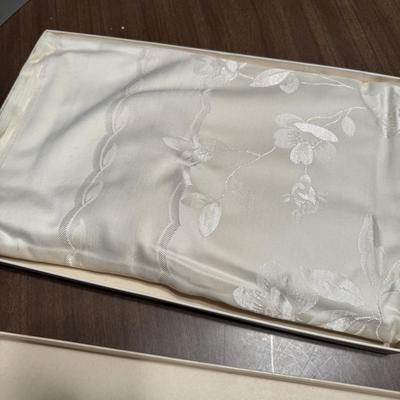 Fine Linen Table Covers 361
