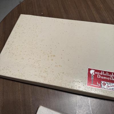 Fine Linen Table Covers 361