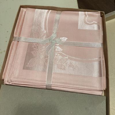 Fine Linen Table Covers 361