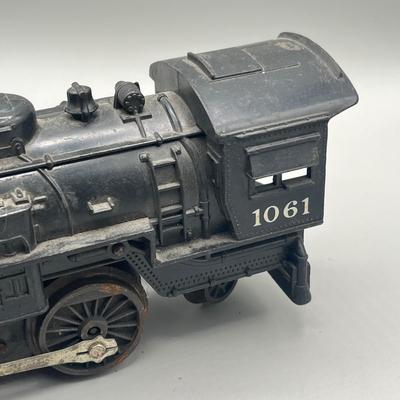 Lot 231: Vintage Lionel Train O-Gauge Locomotives and Tenders