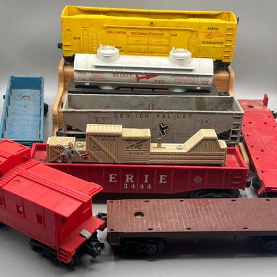 Lot 235: Vintage Lionel Train O-Gauge Cars