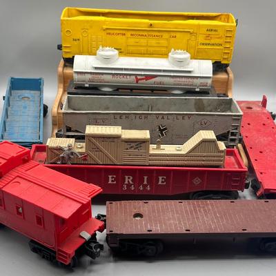 Lot 235: Vintage Lionel Train O-Gauge Cars