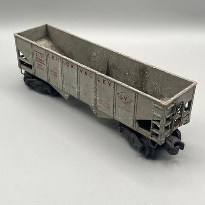 Lot 235: Vintage Lionel Train O-Gauge Cars