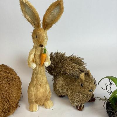Z737 Lot of Sisal Rabbit and Spring Decor