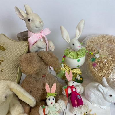 Z740 Eater Bunny Decor