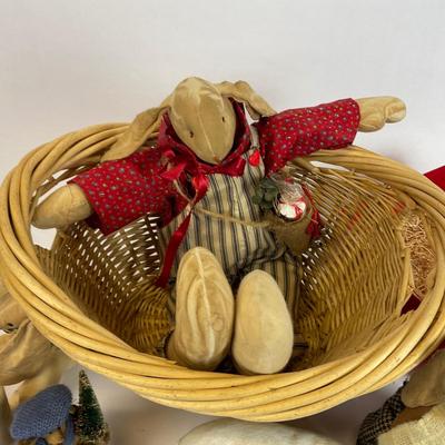 Z742 Vintage Country Rabbit Figures Lot