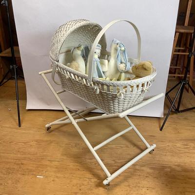 Z745 Vintage White Wicker Bassinet on Folding Stand with Accessories