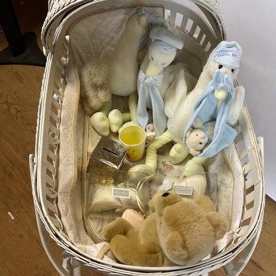 Z745 Vintage White Wicker Bassinet on Folding Stand with Accessories