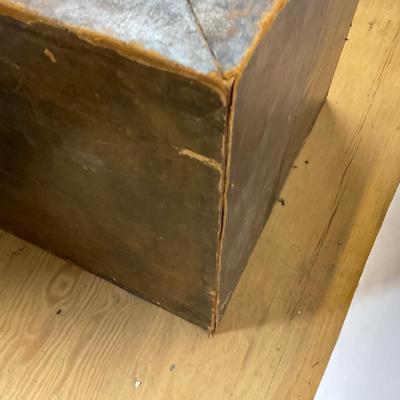 Z748 Vintage Leather Covered Chess Box/ Table