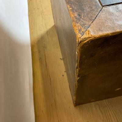 Z748 Vintage Leather Covered Chess Box/ Table