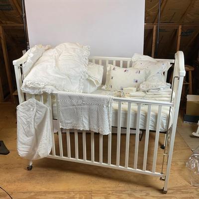 Z751 Simmons White Baby Crib with Perfect Sleeper Mattress and Accessories