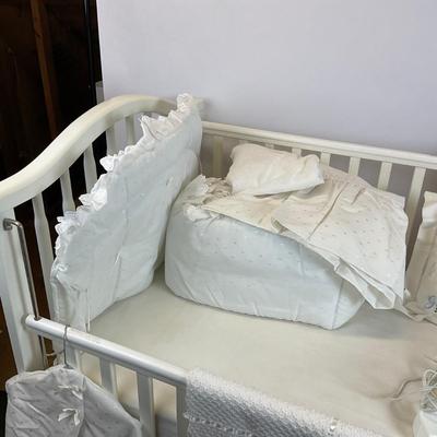 Z751 Simmons White Baby Crib with Perfect Sleeper Mattress and Accessories