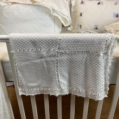 Z751 Simmons White Baby Crib with Perfect Sleeper Mattress and Accessories