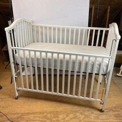 Z751 Simmons White Baby Crib with Perfect Sleeper Mattress and Accessories