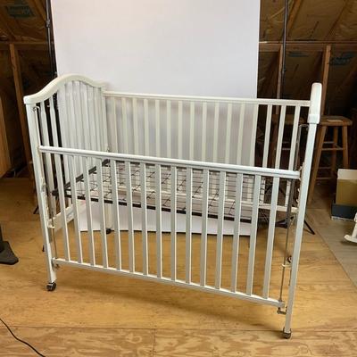 Z751 Simmons White Baby Crib with Perfect Sleeper Mattress and Accessories