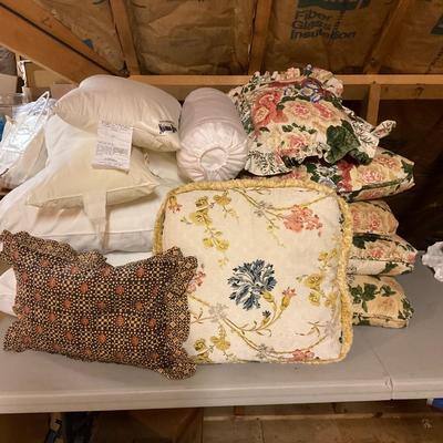 Z755 Lot of Misc. Pillows