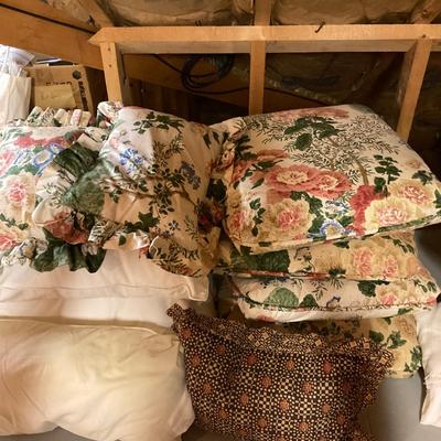 Z755 Lot of Misc. Pillows