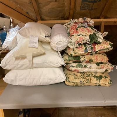 Z755 Lot of Misc. Pillows