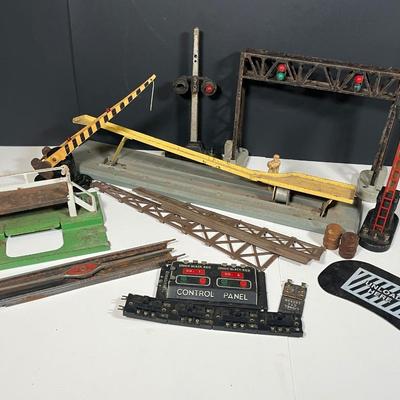 Lot 431: Vintage Lionel Train O-Gauge Accessories