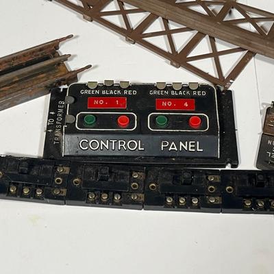 Lot 431: Vintage Lionel Train O-Gauge Accessories