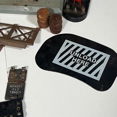 Lot 431: Vintage Lionel Train O-Gauge Accessories