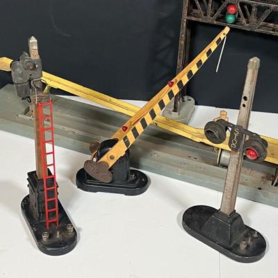 Lot 431: Vintage Lionel Train O-Gauge Accessories