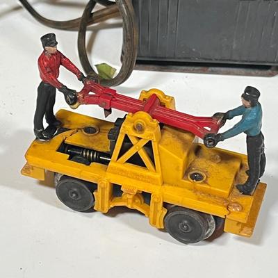 Lot 432: Vintage Lionel Train Transformers and Accessories