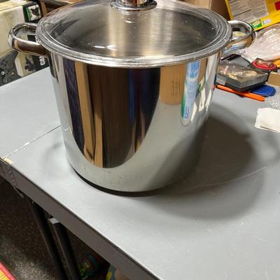 Sale Photo Thumbnail #322: 12 quart stock pot made from 18-10 stainless steel to ensure rapid and efficient heat distribution for cooking.  Brand new and comes with matching lid.