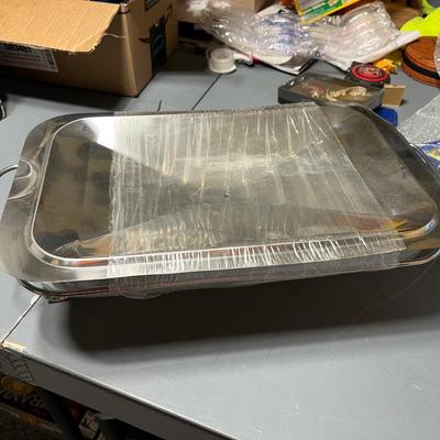 Sale Photo Thumbnail #325: Brand new 3 liter chafing dish for buffet style serving.  Perfect for serving small dishes and dips to your family of guests for parties.