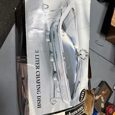 Sale Photo Thumbnail #324: Brand new 3 liter chafing dish for buffet style serving.  Perfect for serving small dishes and dips to your family of guests for parties.