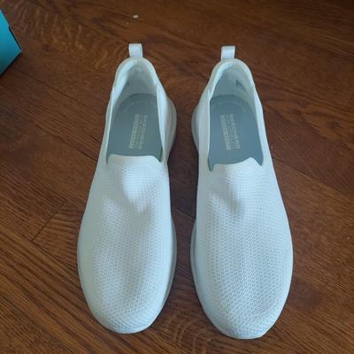 Women's Size 8 Shoes Incl Skechers & More (B2-BBL)