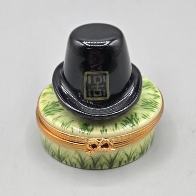 LOT 44: Vintage Carrigaline Pottery Irleand Shamrock Castle Salt & Pepper Shaker Set and Egg Holder, 2 Shamrock Green Clover Cafe...