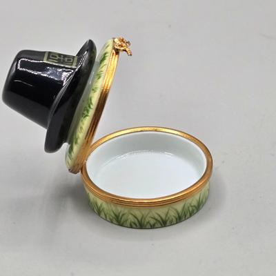 LOT 44: Vintage Carrigaline Pottery Irleand Shamrock Castle Salt & Pepper Shaker Set and Egg Holder, 2 Shamrock Green Clover Cafe...